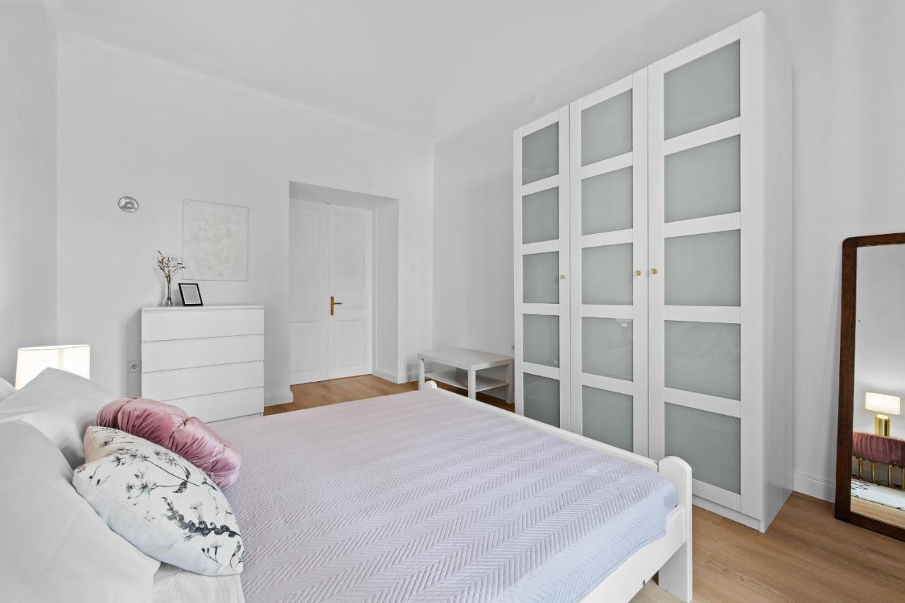 White Imperial Apartment Пула Экстерьер фото