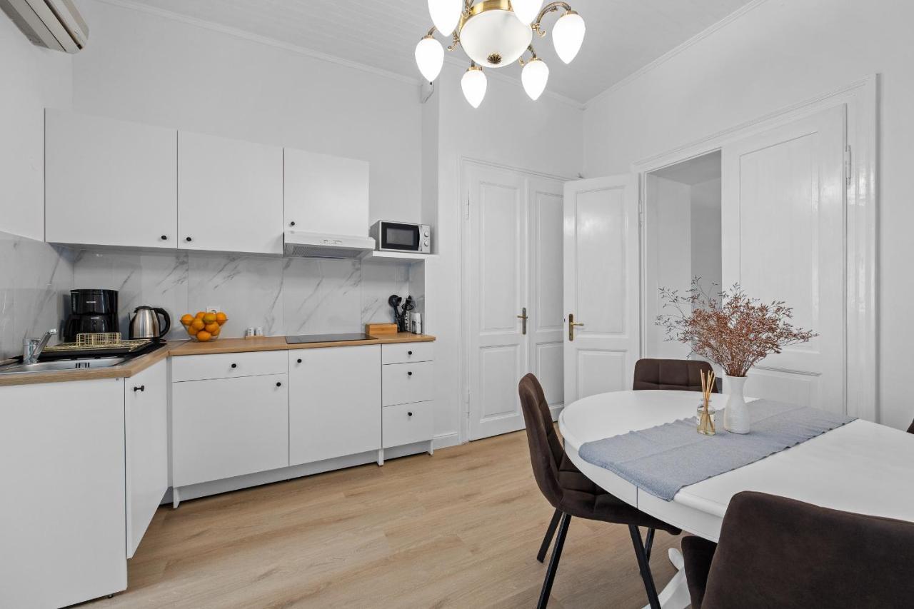 White Imperial Apartment Пула Экстерьер фото